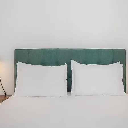 Decompress At A Tranquil, Minimal Urban Oasis With An Edge Apartment