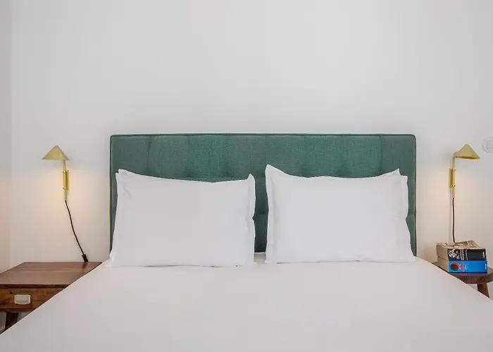 Decompress At A Tranquil, Minimal Urban Oasis With An Edge דירה