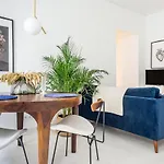 Decompress At A Tranquil, Minimal Urban Oasis With An Edge 아파트 포르투