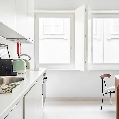 Decompress At A Tranquil, Minimal Urban Oasis With An Edge * Oporto