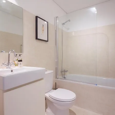 Decompress At A Tranquil, Minimal Urban Oasis With An Edge Oporto