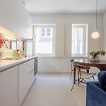 Decompress At A Tranquil, Minimal Urban Oasis With An Edge Appartement