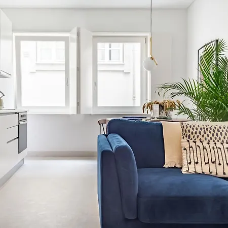 Decompress At A Tranquil, Minimal Urban Oasis With An Edge 아파트 포르투